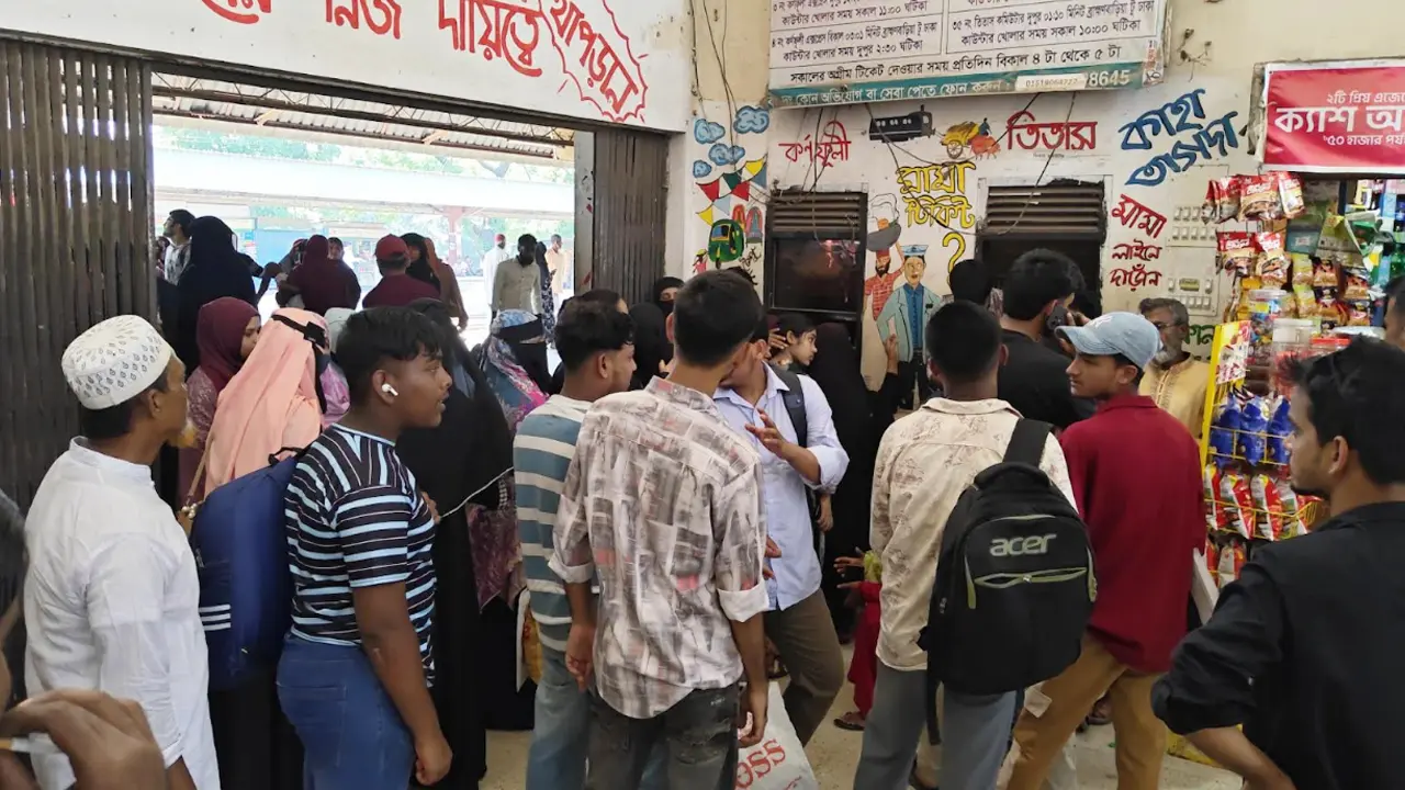 যুবদল নেতার ফোন রিসিভ না করায় ট্রেনের কাউন্টারে স্টাফদের মারধর