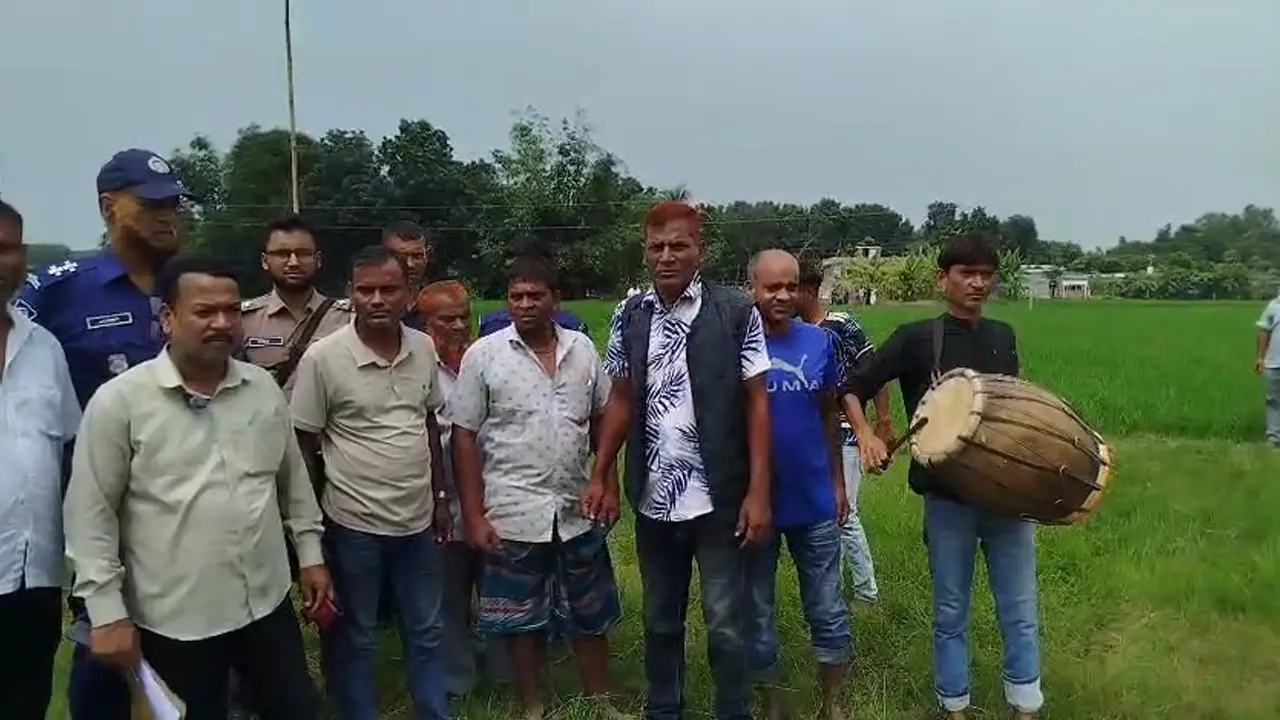 ৫৭ বছর পর ঢোল পিটিয়ে জমির দখল বুঝিয়ে দিলেন আদালত
