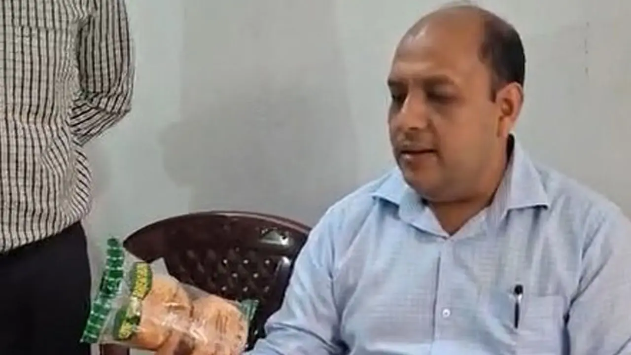 স্কুলে টিফিন খেয়ে ১২ শিশু অসুস্থ, সরবরাহকারী প্রতিষ্ঠানকে জরিমানা