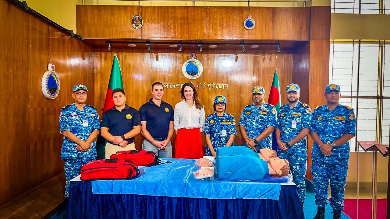 কোস্টগার্ডকে চিকিৎসা সরঞ্জাম দিল যুক্তরাষ্ট্র