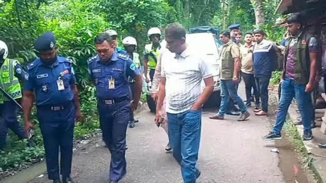 রাউজানে যুবদলকর্মী খুন : ঘটনাস্থল পরিদর্শনে রেঞ্জ ডিআইজি ও এসপি