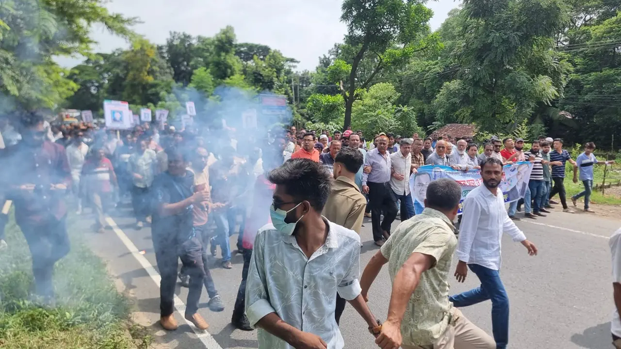 সীতাকুণ্ডে আগ্নেয়াস্ত্র হাতে বিএনপির দুই পক্ষের সংঘর্ষ