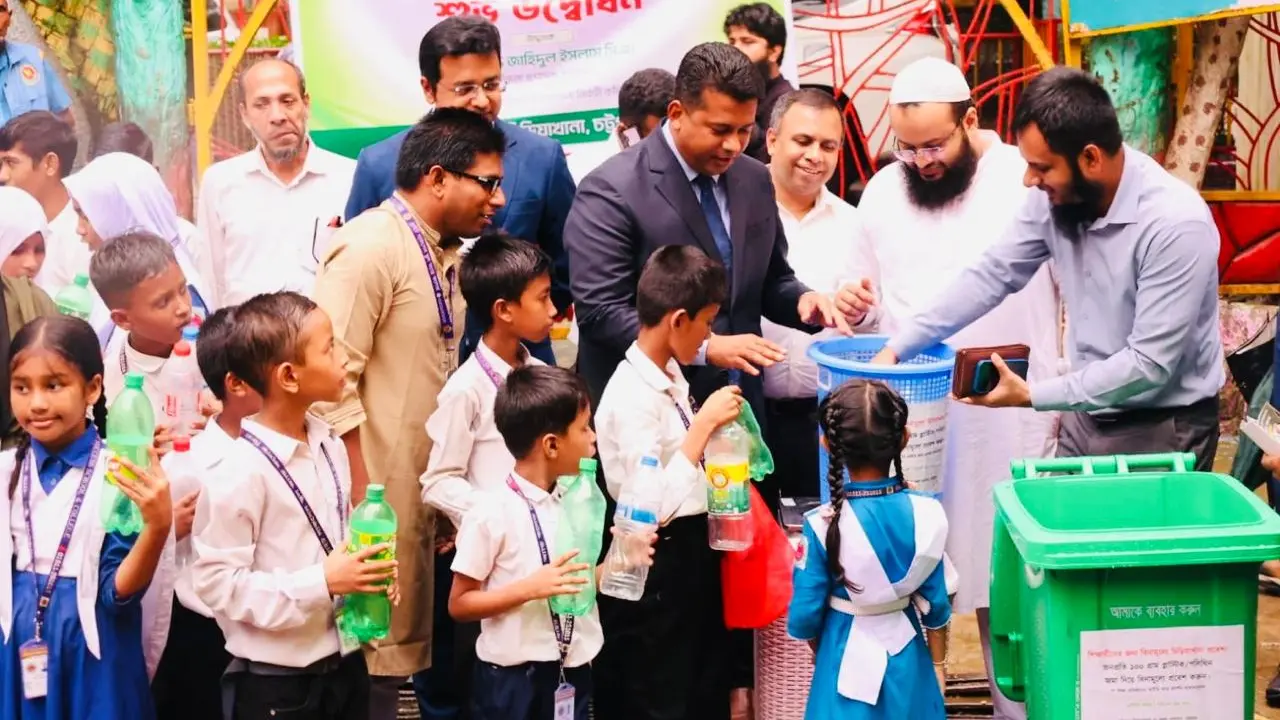 চট্টগ্রামে প্লাস্টিক দিয়ে বিনামূল্যে চিড়িয়াখানা দেখল শিক্ষার্থীরা