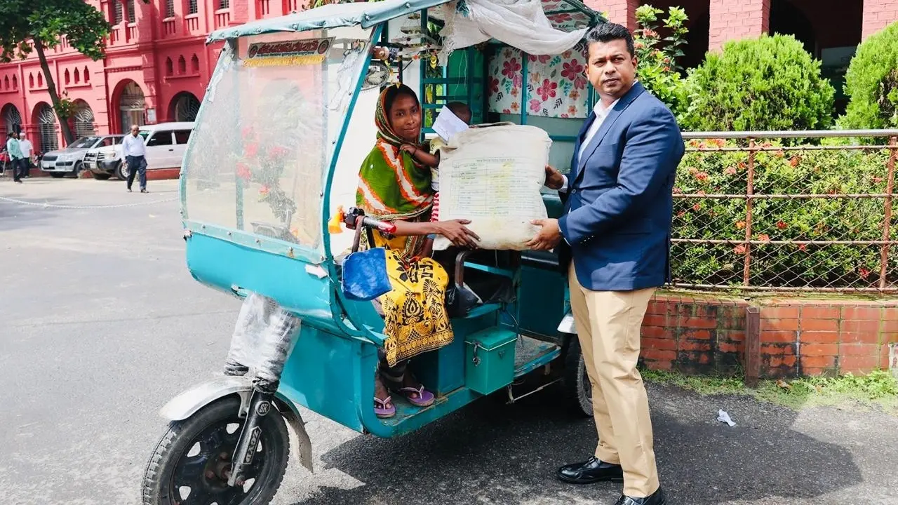 তিন সন্তানকে নিয়ে অটোরিকশা চালান ইয়াসমিন, পাশে দাঁড়ালেন চট্টগ্রামের ডিসি
