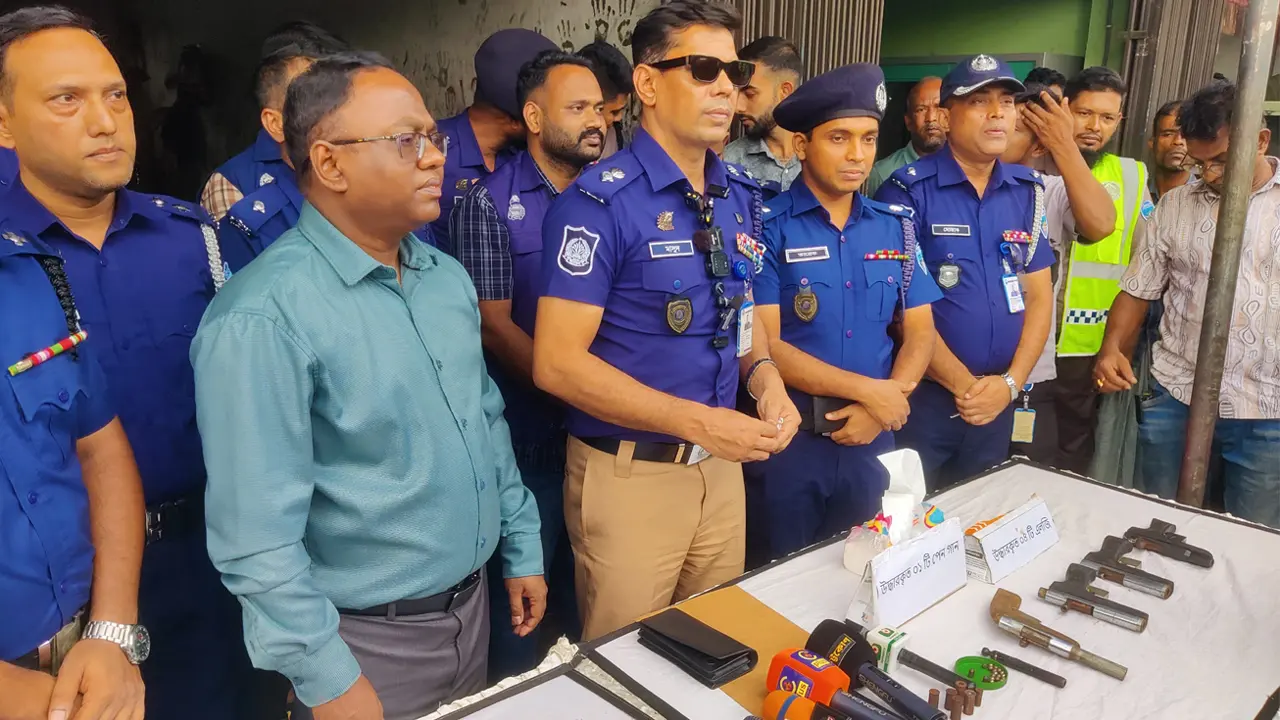 সিএনজি অটোরিকশার ওয়ার্কশপে তৈরি হচ্ছিল ‘পেনগান’