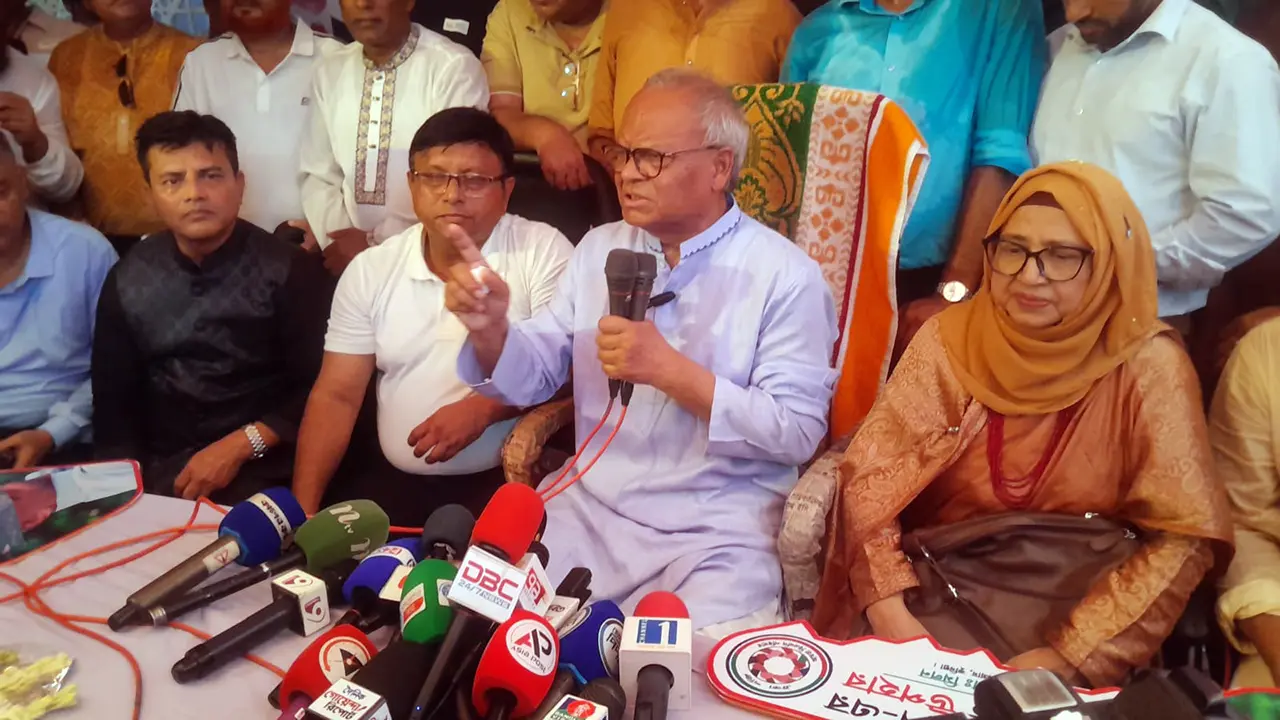 একটি দল ধর্মের নামে রাজনীতি করে মানুষের বাড়িঘর জ্বালিয়ে দেয়: রিজভী