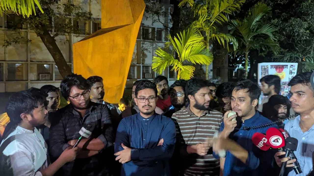 ভাইভাতে নম্বর বাড়ানোর প্রতিবাদে ডাকসুর বিক্ষোভ