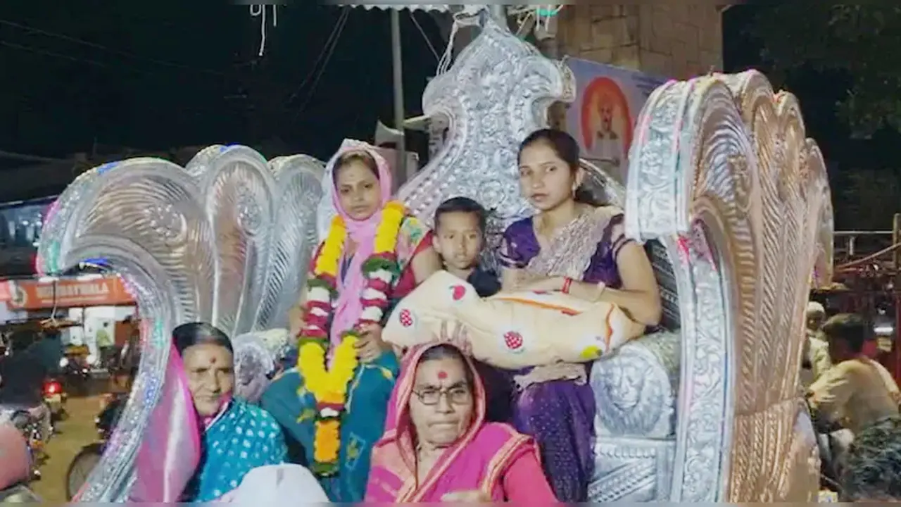দুইশ বছর পর প্রথম মেয়ে শিশুর জন্ম, রাজকীয় অভ্যর্থনায় বাড়িতে আনল পরিবার