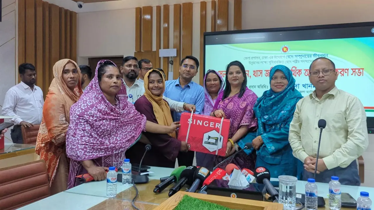 বেদেপল্লির ৪০ পরিবারকে খাস জমি দিলো ঢাকা জেলা প্রশাসন