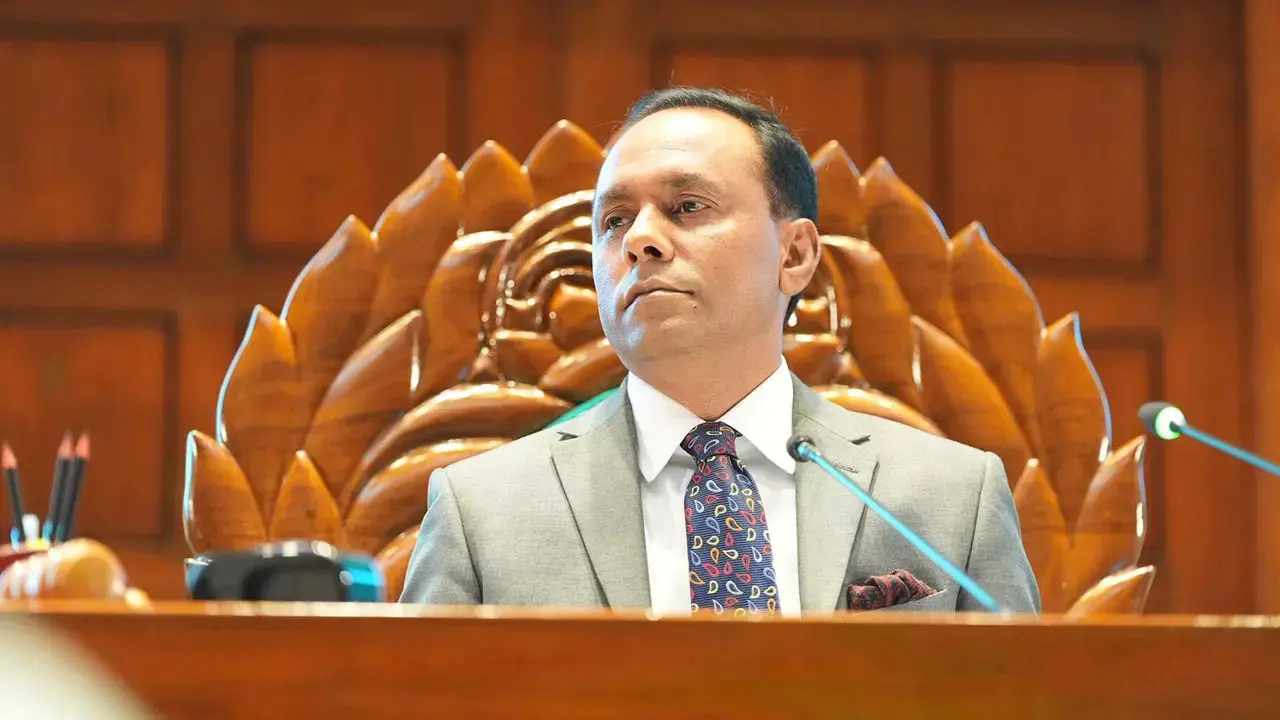 ‘মাননীয় মন্ত্রীর কাছ থেকে শুনি, তা-র লম্বা এ কারণে বিদ্যুৎ চলে যায়’