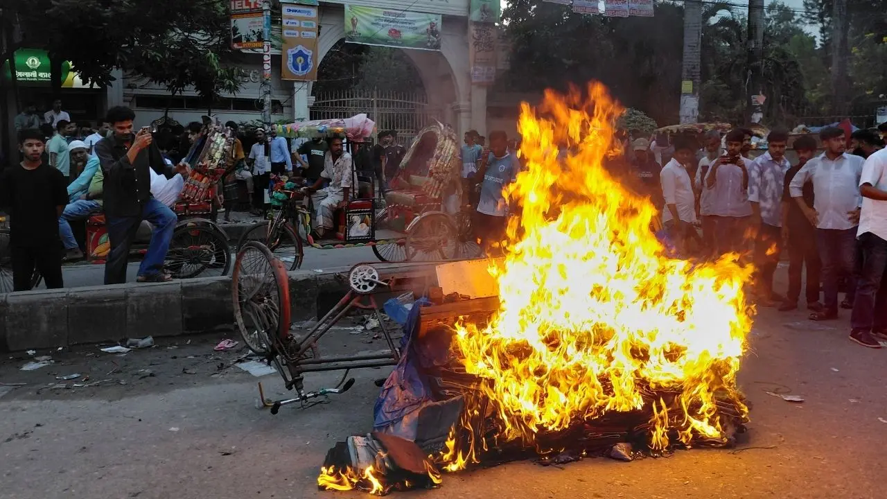 ঢাকা কলেজের সামনে ফুটপাত উচ্ছেদে ছাত্রদলের অভিযান, আগুনে পুড়ল অবৈধ দোকান