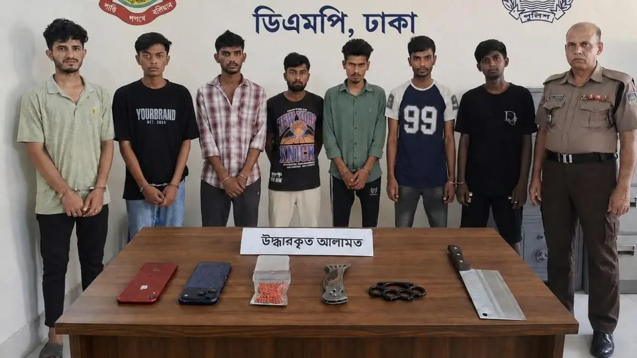 দক্ষিণখানে অস্ত্র-মাদকসহ কিশোর গ্যাংয়ের ৭ সদস্য গ্রেপ্তার