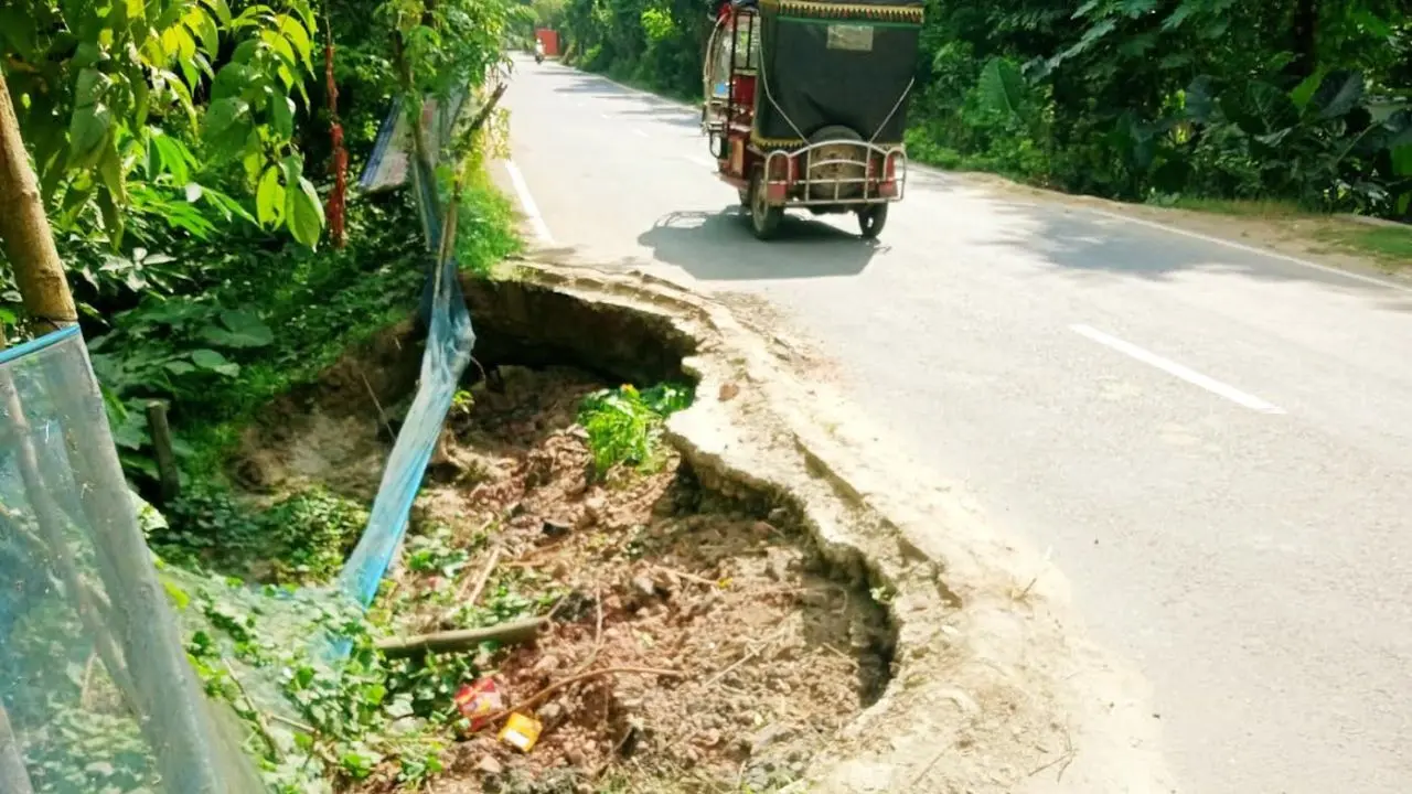 মধুমতি সেতুর সংযোগ সড়কে ঝুঁকি, ৪ স্থানে ধস-ভাঙন