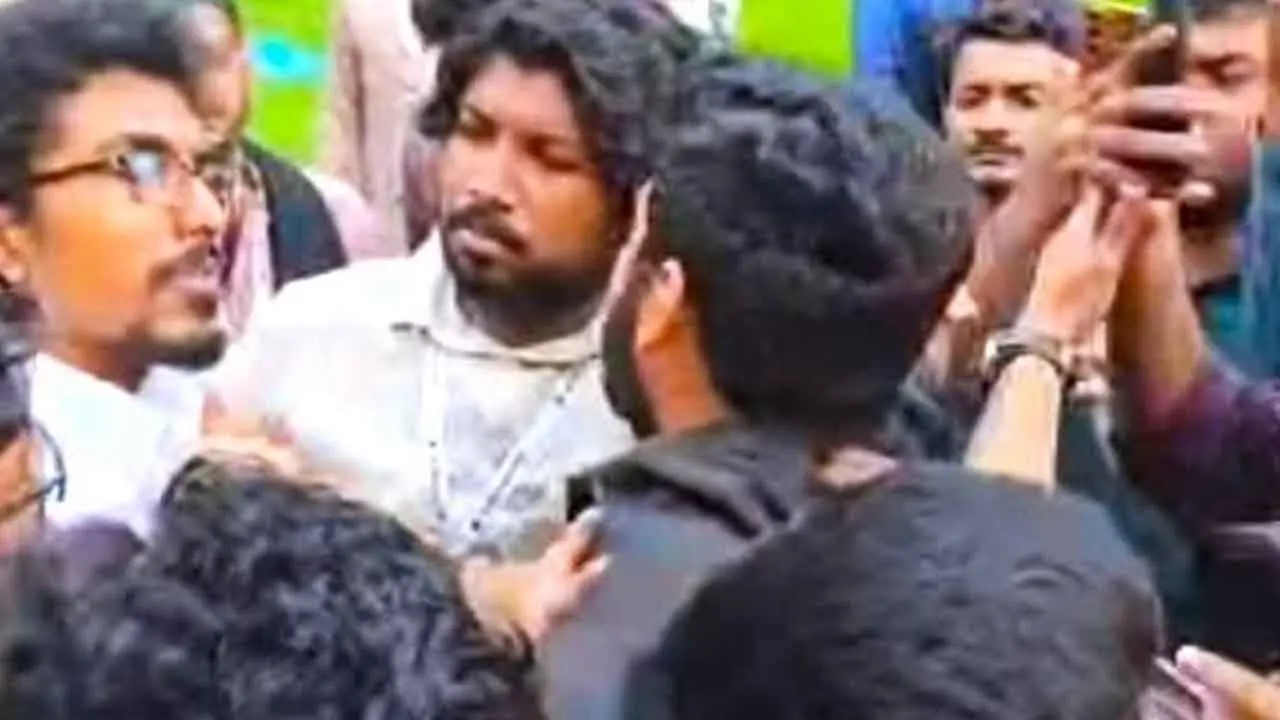 জাতীয় ছাত্রশক্তির কাউন্সিলে দুই পক্ষের মারামারি