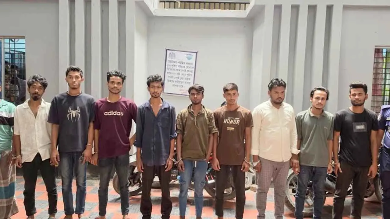 ফেনীতে পুলিশের সাঁড়াশি অভিযানে ১১ দিনে গ্রেপ্তার ২১৬