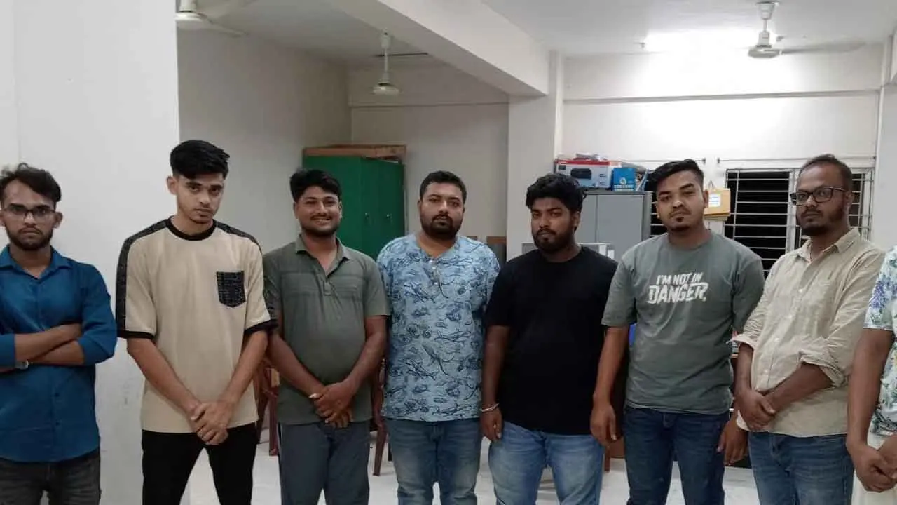 উত্তরখানে কার্যক্রম নিষিদ্ধ সংগঠন যুবলীগের গোপন বৈঠক, গ্রেপ্তার ৮