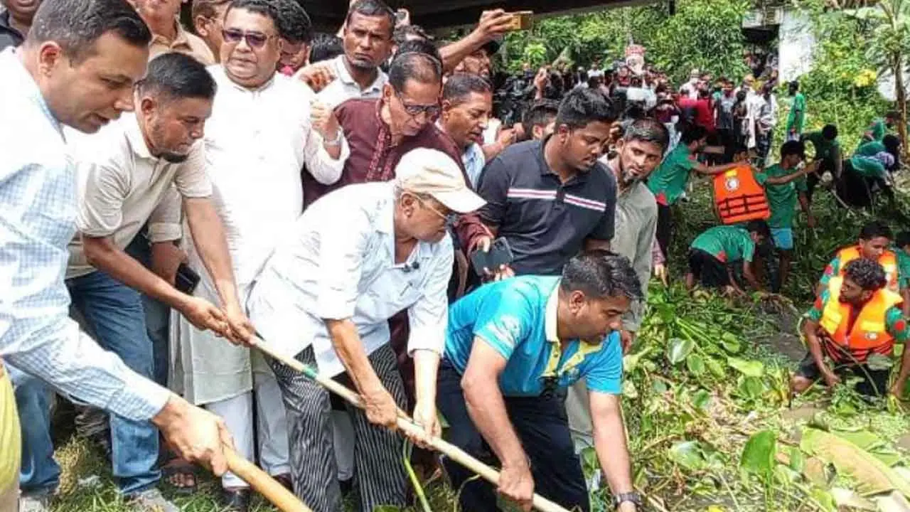 বরিশালে স্বেচ্ছাসেবীদের সঙ্গে খাল পরিষ্কারে নামলেন ইউএনও