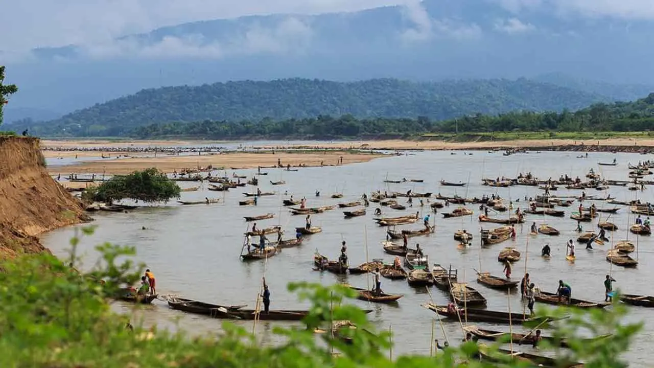 সুনামগঞ্জের দুটি বালুমহালে অনির্দিষ্টকালের জন্য বালু উত্তোলনে নিষেধাজ্ঞা