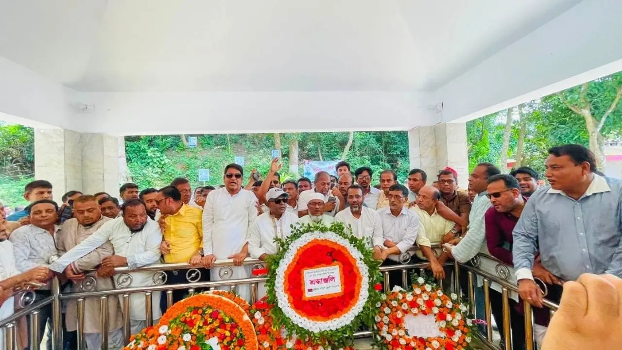 রাঙ্গুনিয়ায় জিয়াউর রহমানের প্রথম কবরে ফুল দিয়ে শ্রদ্ধা বিএনপি নেতাদের