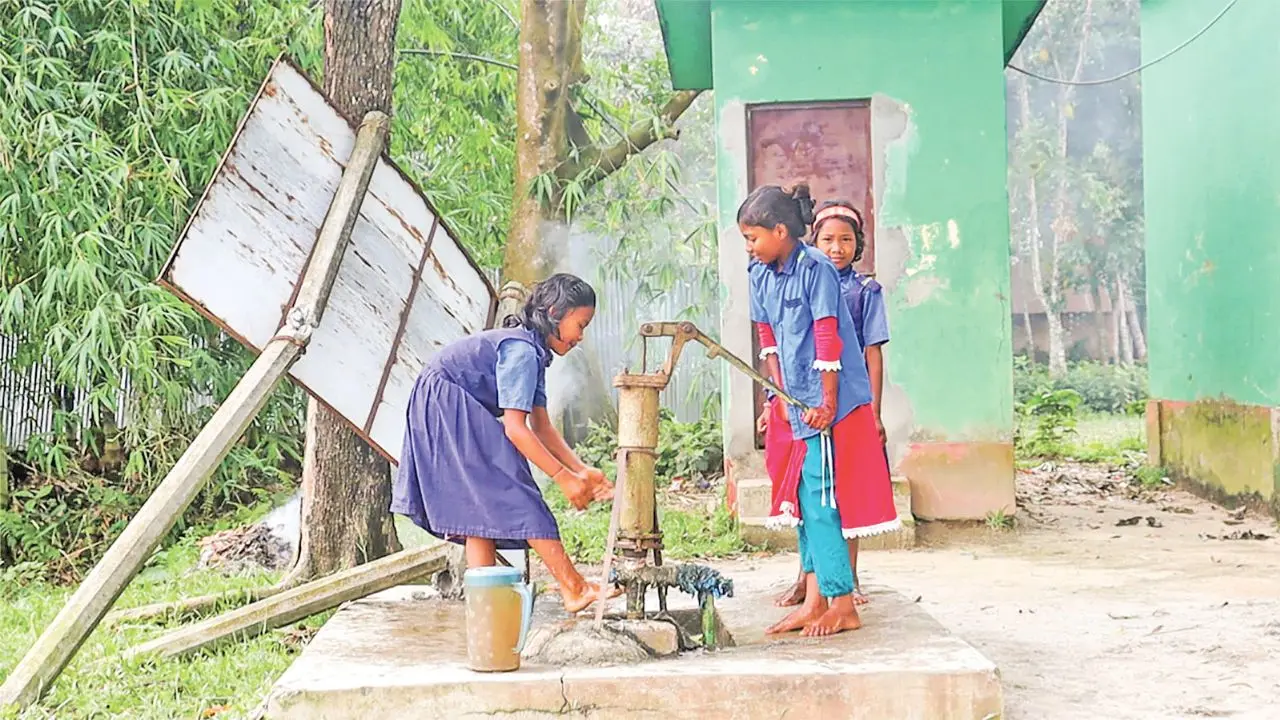 ৬ হাজার ৮৮৮ সরকারি প্রাথমিক বিদ্যালয়ের নলকূপের পানি পান না করার নির্দেশ