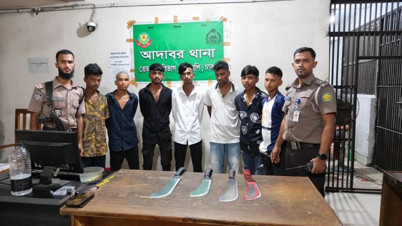 আদাবরে পৃথক অভিযানে চাপাতিসহ ৬ ছিনতাইকারী গ্রেপ্তার
