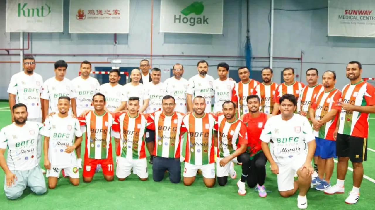 মালয়েশিয়ায় প্রবাসী বাংলাদেশিদের সঙ্গে ফুটসাল খেললেন ক্রীড়া প্রতিমন্ত্রী