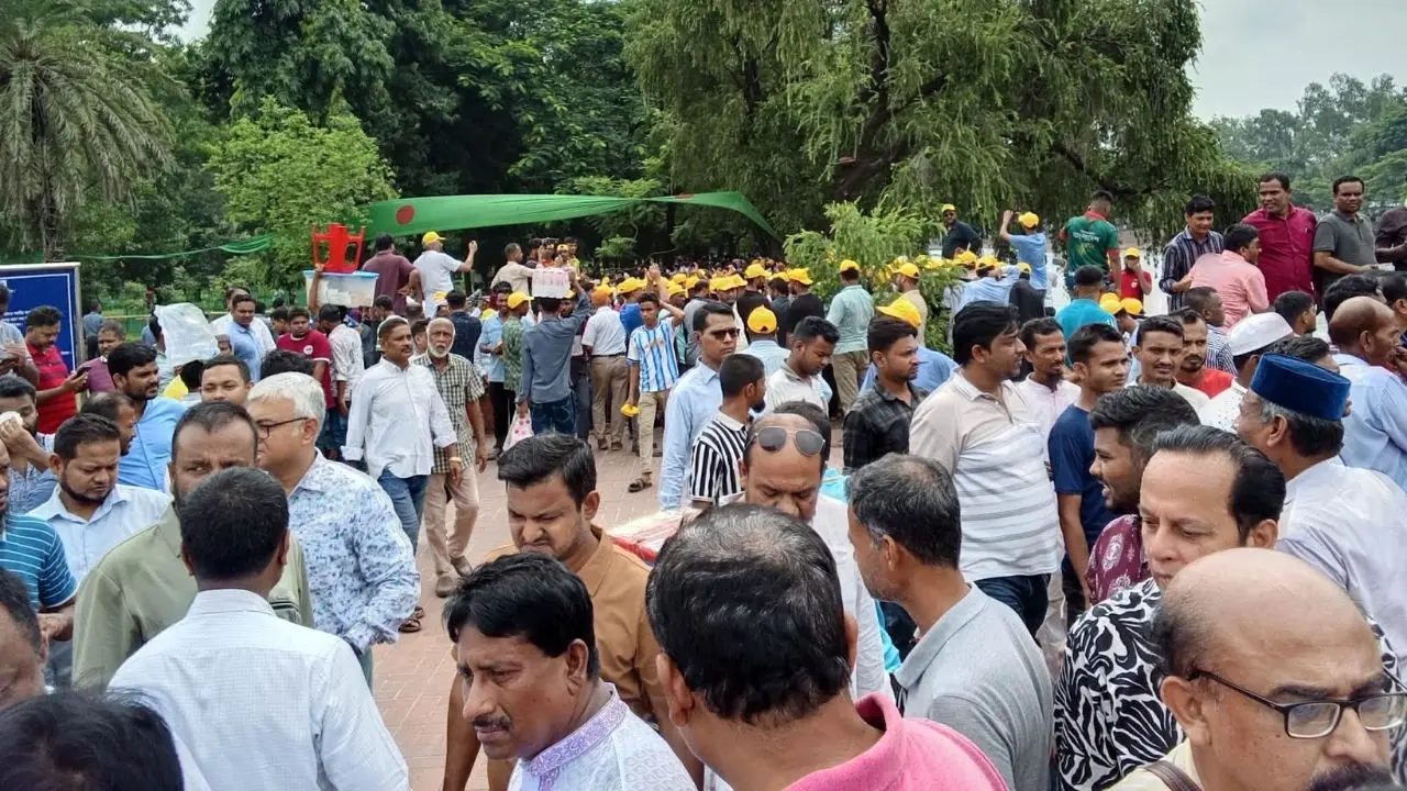 জিয়া উদ্যানে নেতাকর্মীদের ঢল, প্রতিষ্ঠাবার্ষিকীতে উৎসবের আমেজ