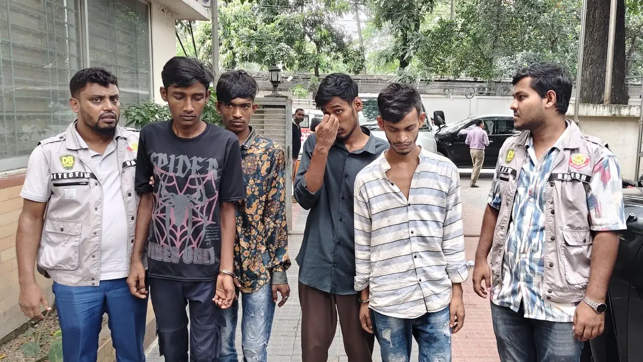 মাদকের আধিপত্য নিয়ে গেন্ডারিয়ায় দুই পক্ষের গোলাগুলি, গ্রেপ্তার ৪