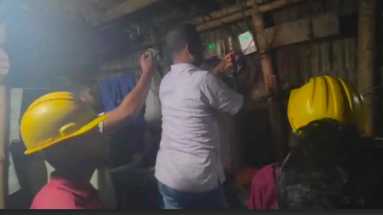 মোহাম্মদপুরে অবৈধ ব্যাটারি চালিত অটো রিক্সার গ্যারেজে যৌথ অভিযান, আটক ২