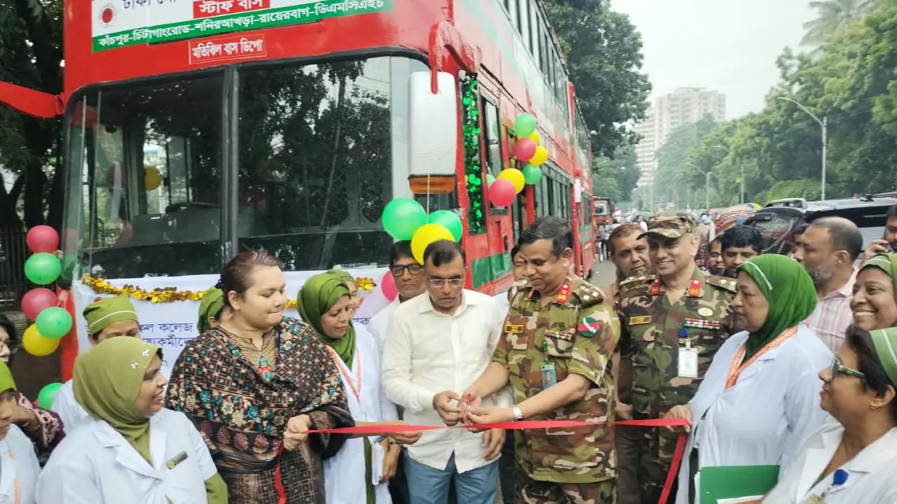 ঢামেকে চিকিৎসক-নার্স ও স্বাস্থ্যকর্মীদের জন্য ৪ রুটে বাস সার্ভিস চালু
