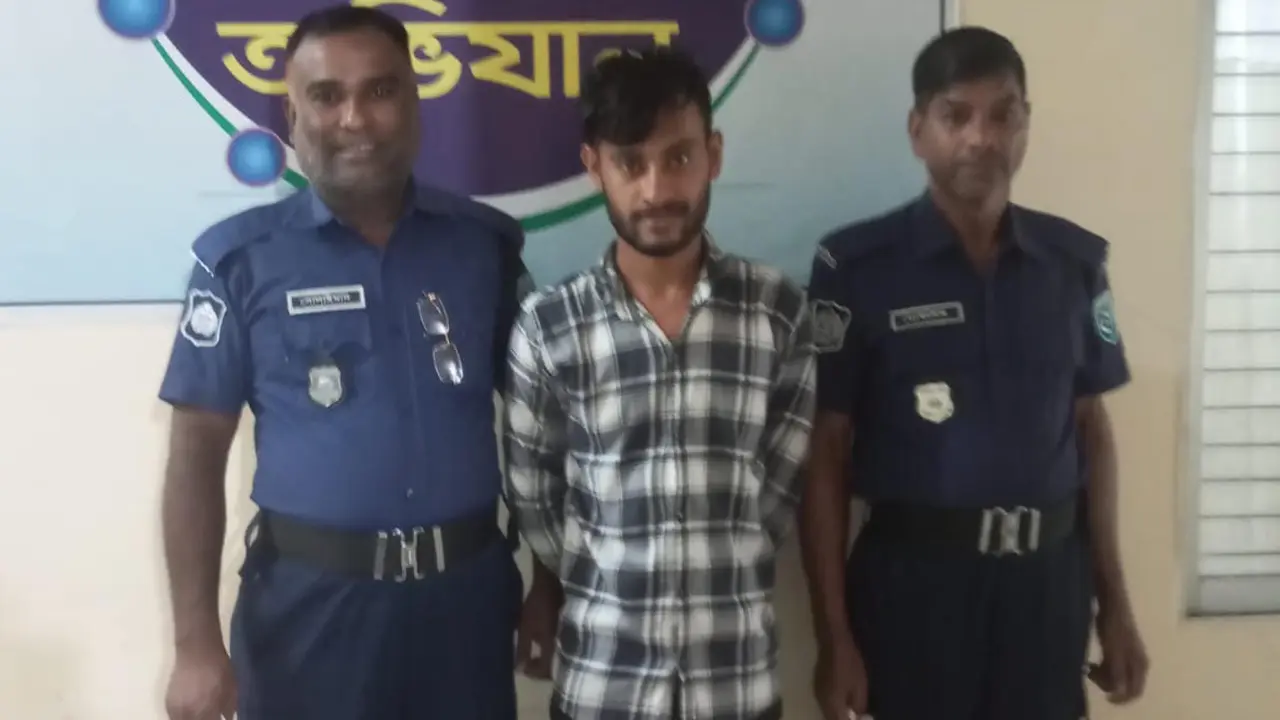 মাদকাসক্ত ছেলেকে পুলিশের হাতে তুলে দিলেন বাবা