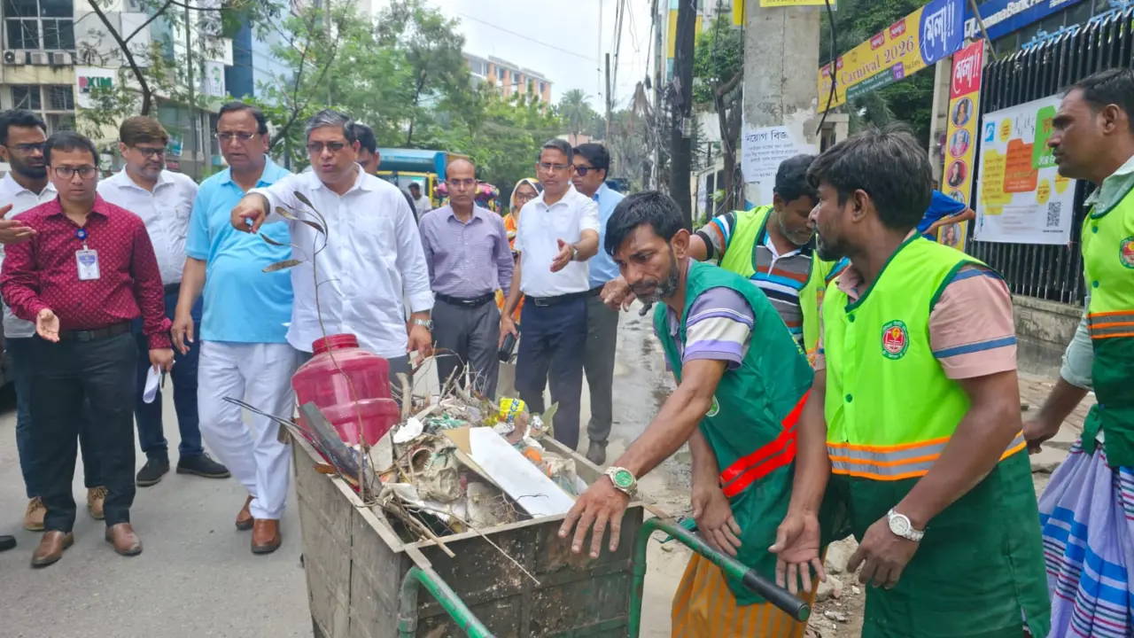 পরিচ্ছন্নতা অভিযান পরিদর্শনে স্থানীয় সরকারপ্রতিমন্ত্রী-ডিএসসিসি প্রশাসক