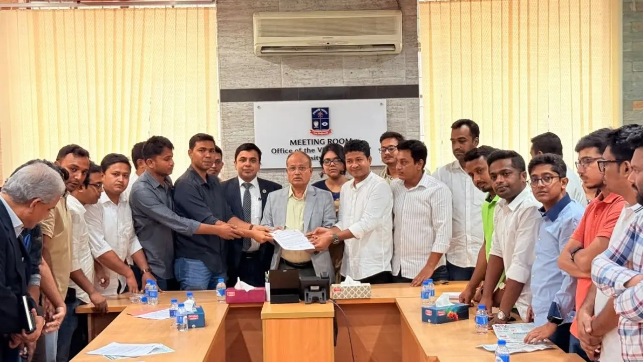 ডেঙ্গু প্রতিরোধে ঢাবি প্রশাসনকে ছাত্রদলের স্মারকলিপি