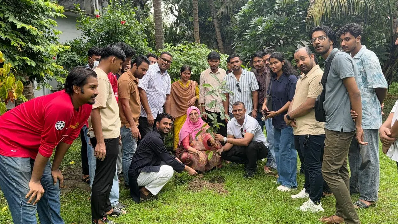বিএনপির প্রতিষ্ঠাবার্ষিকীতে ঢাবিতে বৃক্ষরোপণ ও ডেঙ্গু সচেতনতা কর্মসূচি