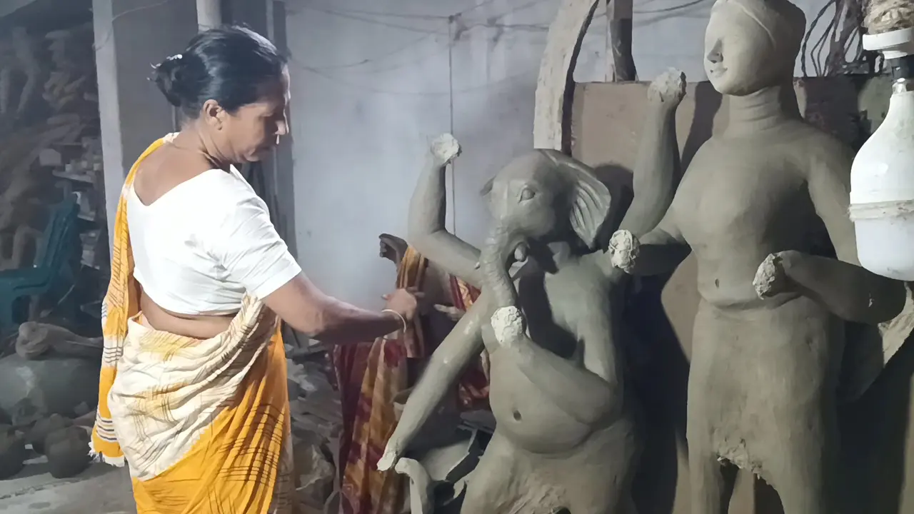 রাজশাহীতে প্রতিমা তৈরিতে ব্যস্ত শিল্পীরা