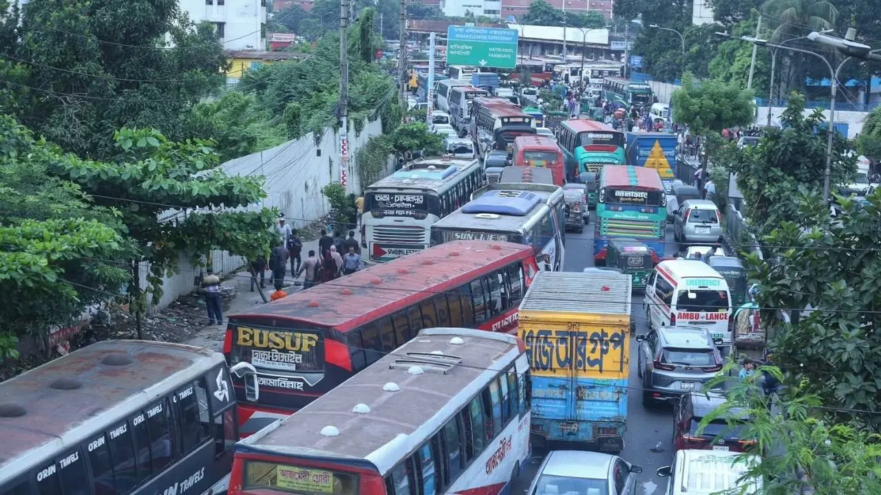মহাখালীতে যান চলাচল শুরু, রাস্তা ছেড়েছেন পরিবহন শ্রমিকরা