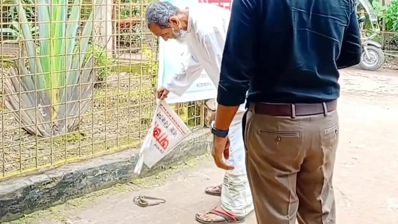 স্ত্রীকে সাপে কাটার পর সেই সাপ মেরে হাসপাতালে নিয়ে গেলেন স্বামী