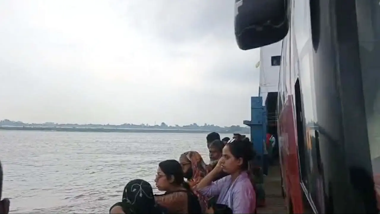 ঘাটে ভেড়ার আগেই তীব্র স্রোতে ভেসে গেল ফেরি, ৪ ঘণ্টা পর উদ্ধার
