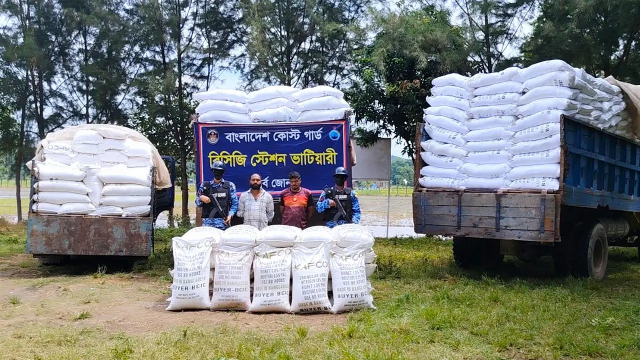 মিয়ানমারে পাচারের সময় ৩ ট্রাক ইউরিয়া সারসহ আটক ২