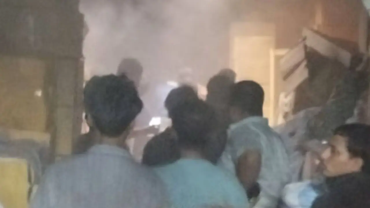 চট্টগ্রামের গোলাম রসুল মার্কেটে আগুন, নিয়ন্ত্রণে দুই ইউনিট