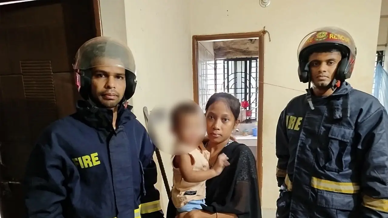 দরজায় ছিটকিনি দিয়ে ঘরে আটকা ২২ মাসের শিশু, উদ্ধার করল ফায়ার সার্ভিস