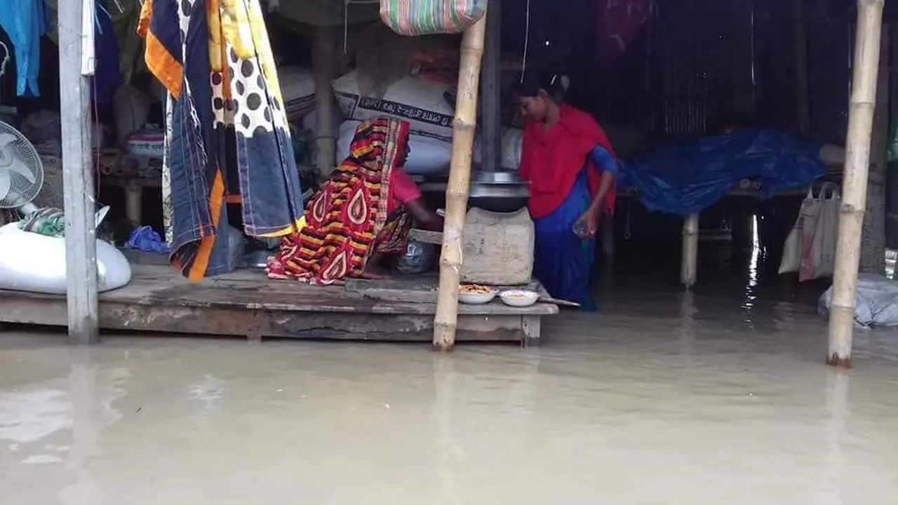 রাজশাহীর চরখিদিরপুরে ১৫০ পরিবার পানিবন্দি, বিশুদ্ধ পানি ও খাবারের সংকট