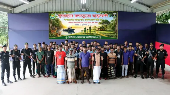 সুন্দরবনের আত্মসমর্পণ করা ৫২ বনদস্যুকে আদালতে সোপর্দ