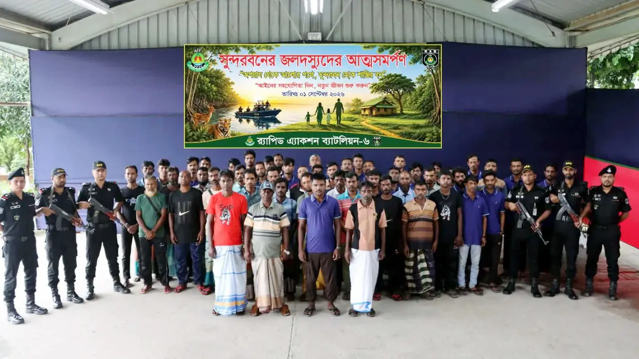 সুন্দরবনের আত্মসমর্পণ করা ৫২ বনদস্যুকে আদালতে সোপর্দ