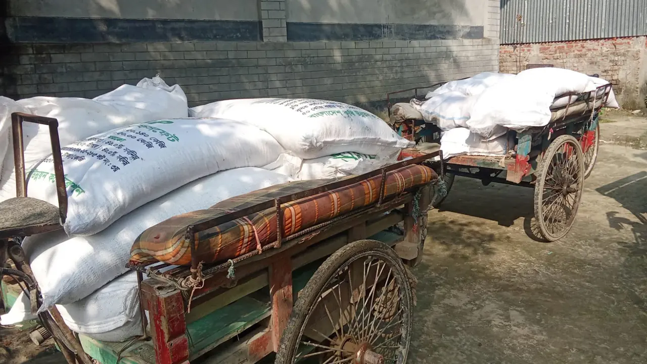 বাড়িতে অবৈধভাবে মজুত করা ২১ বস্তা সার জব্দ, ব্যবসায়ীকে জরিমানা