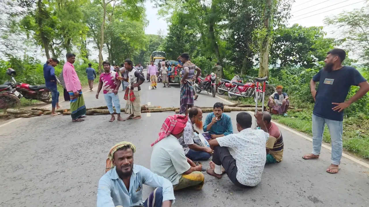 কৃষকের মাঠে পৌরসভার ময়লার ভাগাড় তৈরির প্রতিবাদে সড়ক অবরোধ