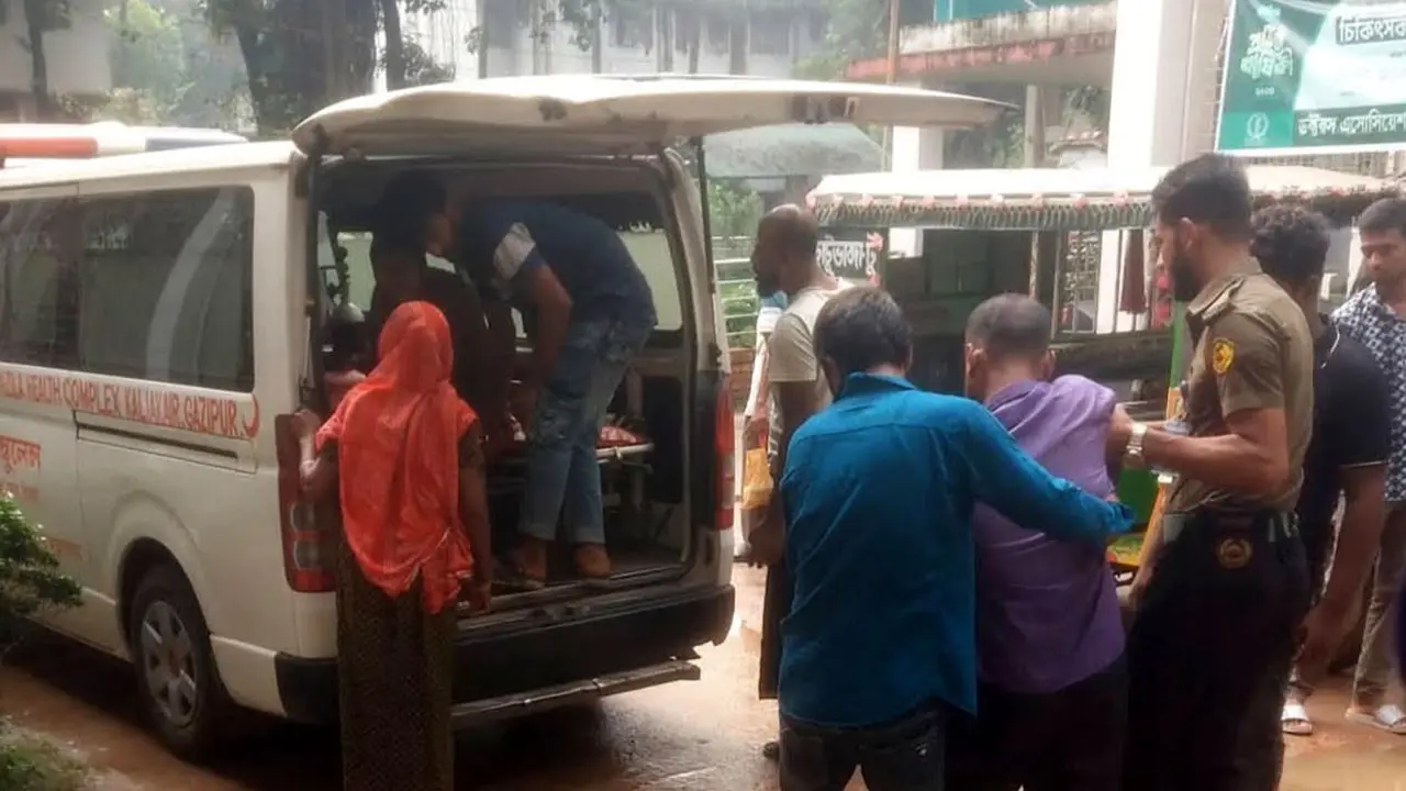 গাজীপুরে শ্রমিকবাহী বাস উল্টে আহত ১৫