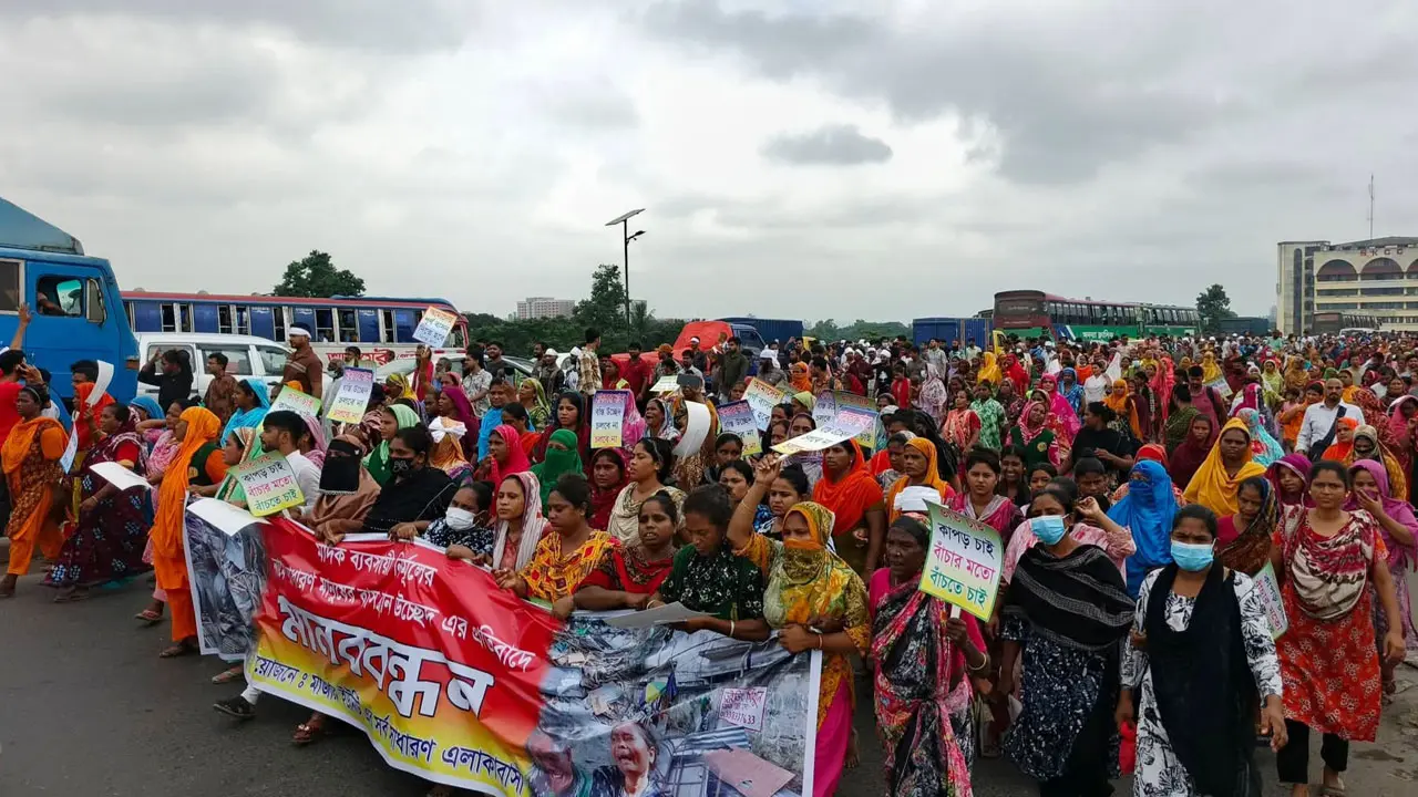 গাজীপুরে পুনর্বাসনের দাবিতে সড়ক অবরোধ করে বস্তিবাসীর বিক্ষোভ