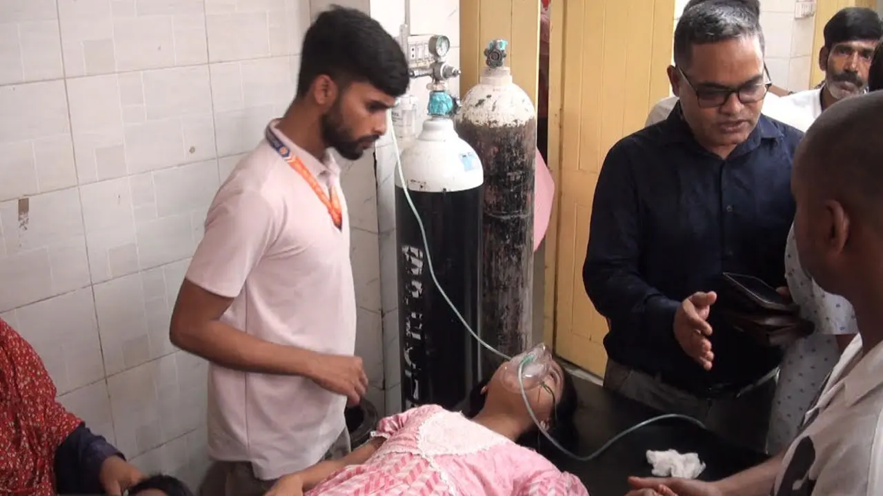 চাঁপাইনবাবগঞ্জে আবারও স্কুল ফিডিংয়ের খাবার খেয়ে অসুস্থ ১২ শিশু