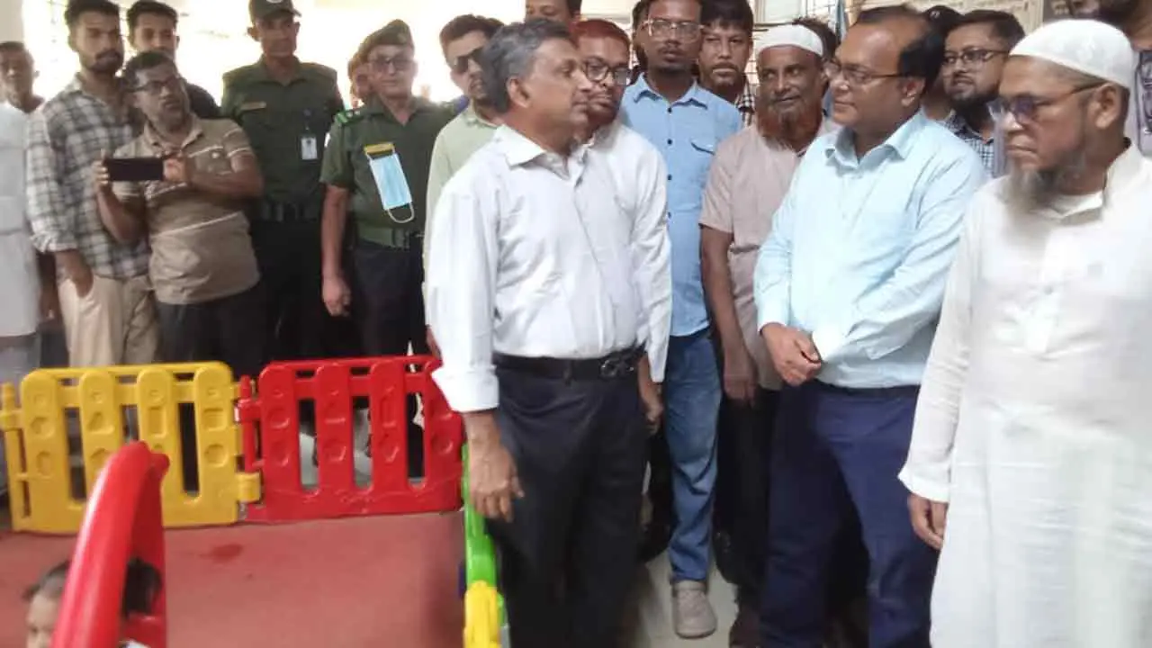 হাসপাতালে হঠাৎ সংসদ সদস্য, ড্রেন ও নোংরা পানি দেখে ক্ষোভ